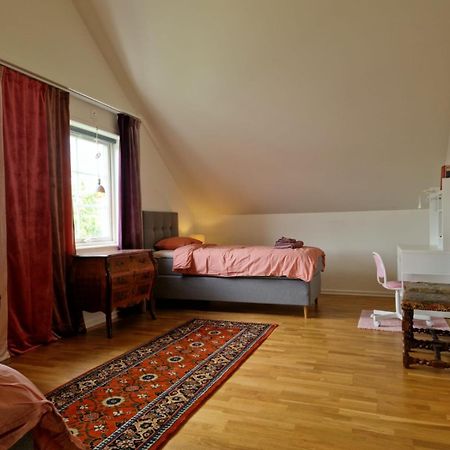 Lila Rummet - Rum Naera Bad Och Centrum, 1 Tr Upp - Saengklaeder & Handdukar Ingar Färjestaden Dış mekan fotoğraf